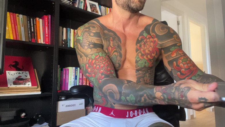 Juan Lucho Gay: Juan Lucho eşcinsel porno izlerken mastürbasyon yapıyor