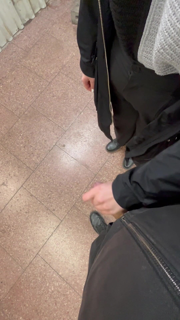 Crazy German Slut: สาธารณะ: ฉันช่วยเขาจับหีที่สถานีรถไฟ