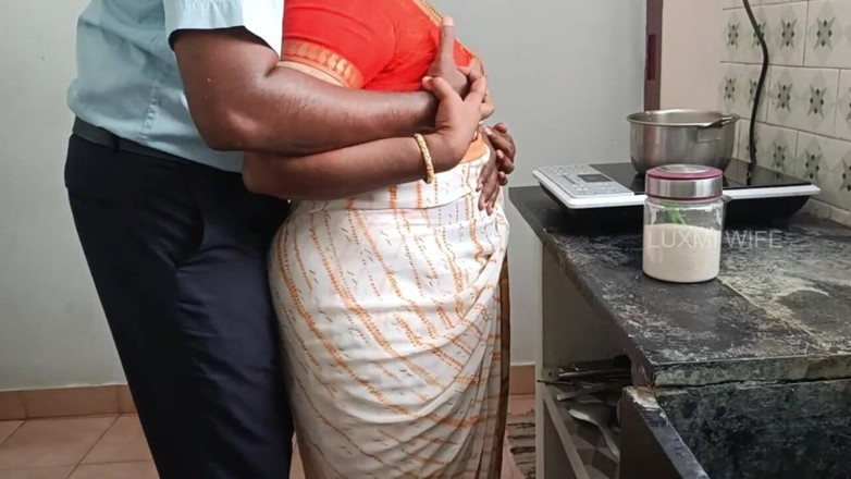 Luxmi Wife: Bankmanager fickt Hausfrau in Sari für Kredittilgung