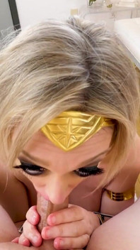 Loira peituda milf Dee Williams em pov traje de garganta profunda boquete e engolir porra