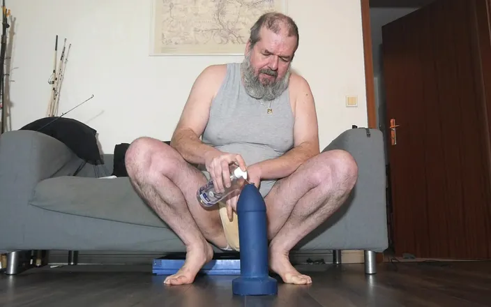 Qualzucht: Dildo Play and a Strong Estim Orgasm with a Rubber...
