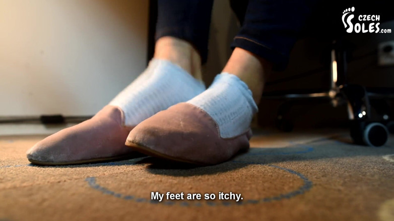 Czech Soles - foot fetish content: Páchnoucí nohy v bytech