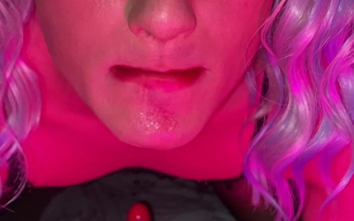 YourSissyDi: Сіссі двічі катається на ділдо і їсть це