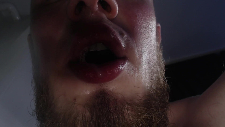 Hunky time: Papi füttert Sabber und rotz mit beinen