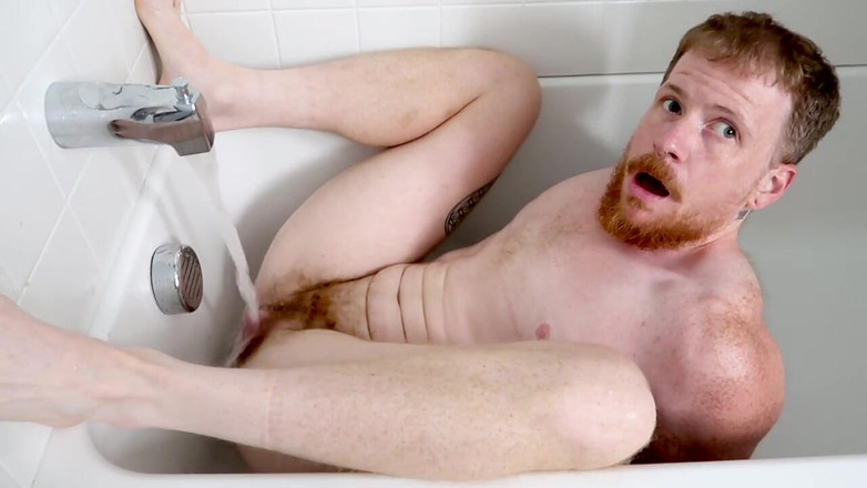 Stevie Trixx: Seksi ftm yoğun orgazm için küvet musluk kullanıyor