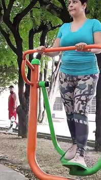 Komşumun fahişesini parkta buluyorum ve beni evinde onu sikmeye davet ediyor tam hikaye