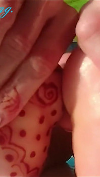 pairon ki maalish gile pairon ki phisalan bhari pair ki chotiyon ke halke pair ke strok sundar naakhoon pedikyor seksi jinnaag