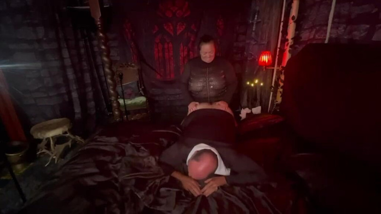 Lanista_Bear: Parte 3: - Rainha Vampira transforma o padre em uma prostituta chupando...