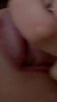 Gagică slabă de 18 ani cu degetul până la orgasm