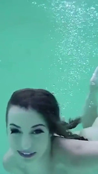 Usty PAWG MILF Spencer Bradley Goza Em a Piscina Enquanto O Chefe Está Ausente