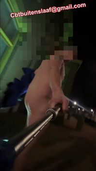 Extra lang riskant nackt im freien