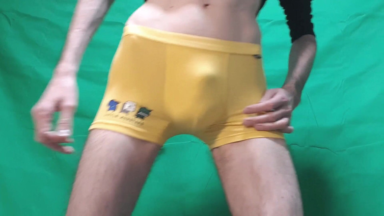 HeIsSooThin: Yellow Boyshorts Lagi asik