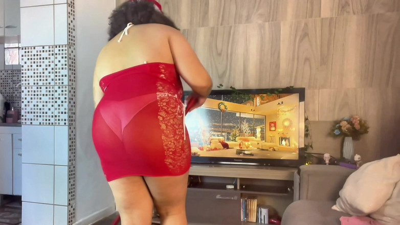 Cutiepiie Chubby: 穿着节日透明连衣裙的胖美女圣诞清洁
