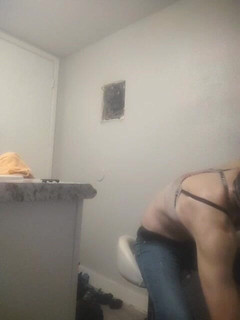 K8e Snow: 在浴室里试穿衣服