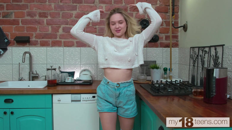My 18 Teens: My18teens - süßes und sexy mädchen Jessie Ames fickt ihre muschi...