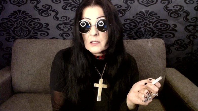 Abby Anna: Halloween Ozzy Cosplay MILF kouření
