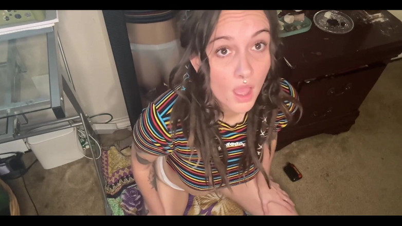 Chery Trees: Kåt brunett röker och rider dildo