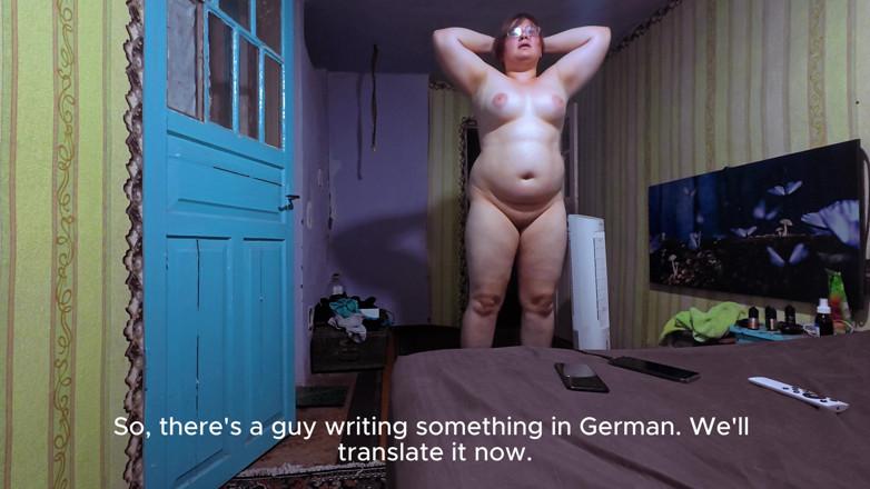 SchoolPrincess: Une Brune Nue Et Pulpeuse Sur Une Plate-forme De Vibrations...