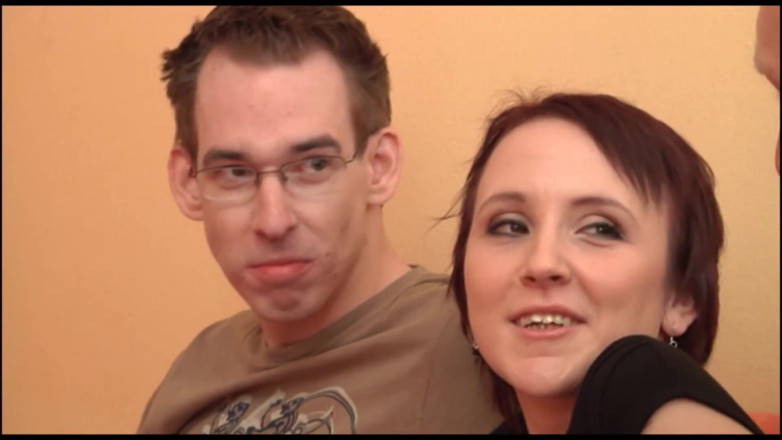 German amateur - 100% German hardcore videos: Brunette vrouw neukt terwijl haar man toekijkt