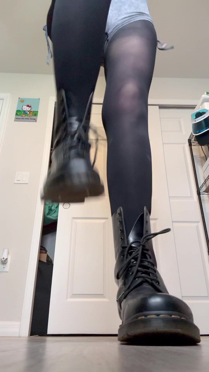 Peppermint Giantess: Trampar hårt i stövlar storlek 16 fot