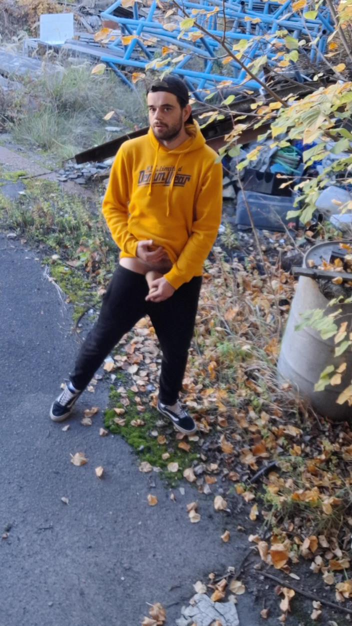 jerkofflover: 버려진 공장 야외와 홀 내부에서 자위 행위