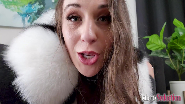 Amiee Cambridge: MILF Amiee Cambridge Fucks Herself in Fur and Pantyhose