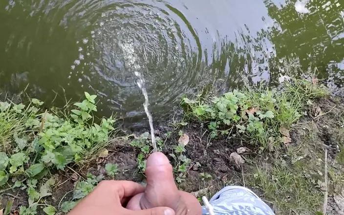 Idmir Sugary: Long Pissing to the Water Makes Water Bubbly