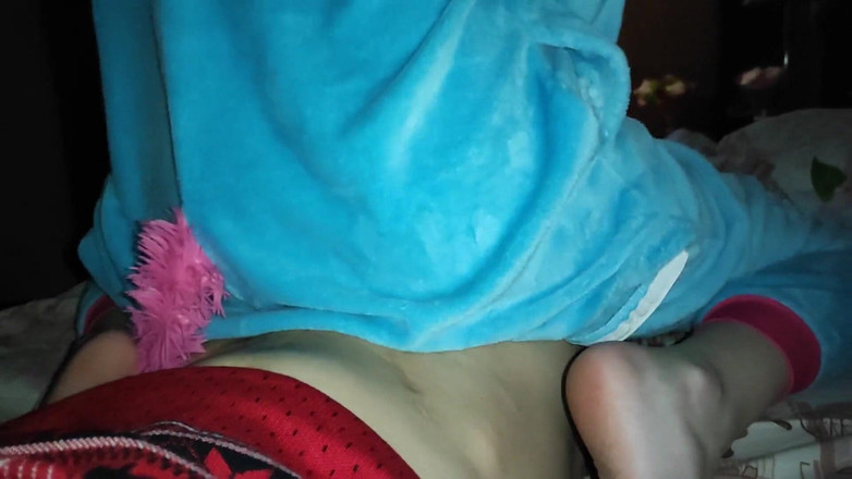 Taboo Room: 18letá stará Malá děvka tvrdě poskakuje na péru nevlastních bratrů