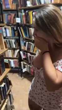 Bintang webcam Italia 18 tahun berhubungan seks dengan profesor universitasnya di perpustakaan untuk lulus kelas