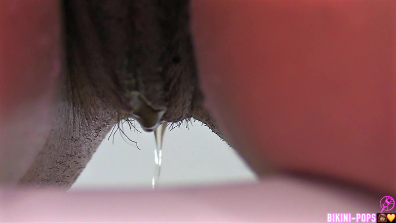 BIKINI-POPS: Ariana Peeing
