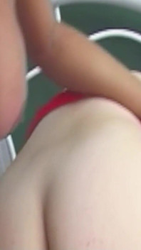 Ateşli büyük memeli orta yaşlı seksi kadın kıllı amına travesti bir yarak alıyor