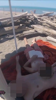 Ryzykowna robota na Plaży Kanaryjskiej przyłapana na czytaniu książki - Misscreamy