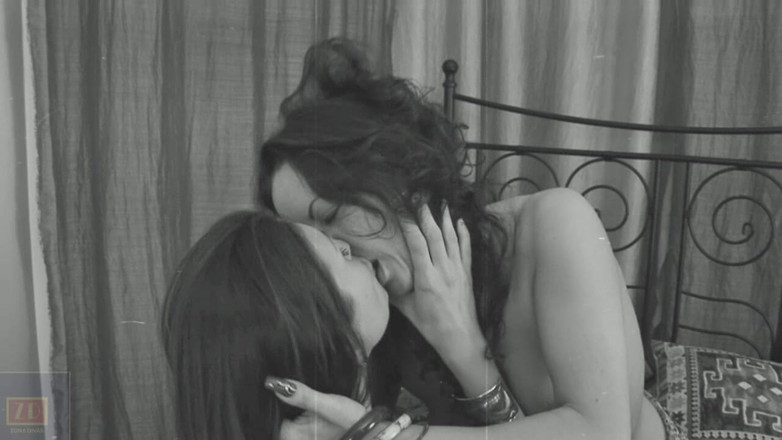 Zona Divas NET: Morenas lesbianas Zaylan y Regan jugando con doble consolador