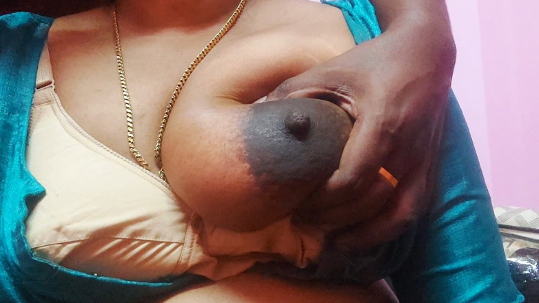 Desi Mohini: Grote borsten en grote tieten Desi