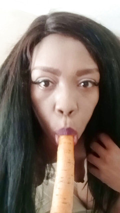 AnalEbony: Carota e crema per la figa