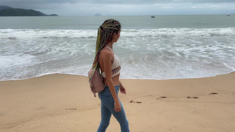 Katty West: Jeans mojados en público en parque cerca de la playa