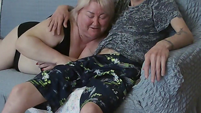 Zona901: 友人が仕事の後にチンコをしゃぶって、彼女の口に精液の一部を入れます