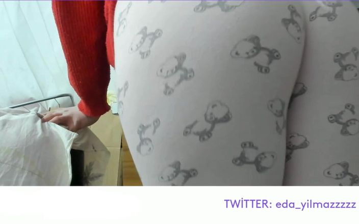 turk_milf_porno: Aku lagi asik masturbasi pakai piyama , tante seksi turki dengan...