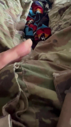 Gay Soldier Stuff: Komutanımın yarağını sik ve üzerine bir sürü döl at!