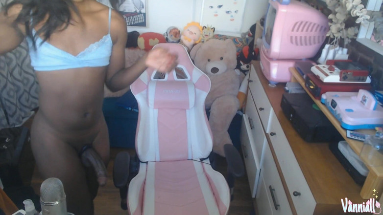 Vanniall: Vanniall merakam pancutan gergasi ke dalam mulut sendiri