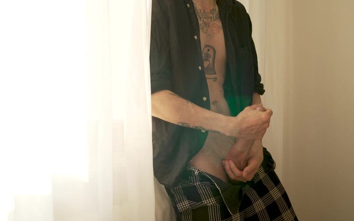 CedricDickery: Chico tatuado acaricia su enorme polla después de la clase...