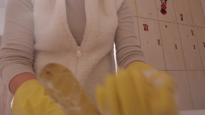 AmayaMori: 黄色い食器洗い手袋をした義理の妹がディルドと白い泡、石鹸をたくさん使ってお風呂に入っています