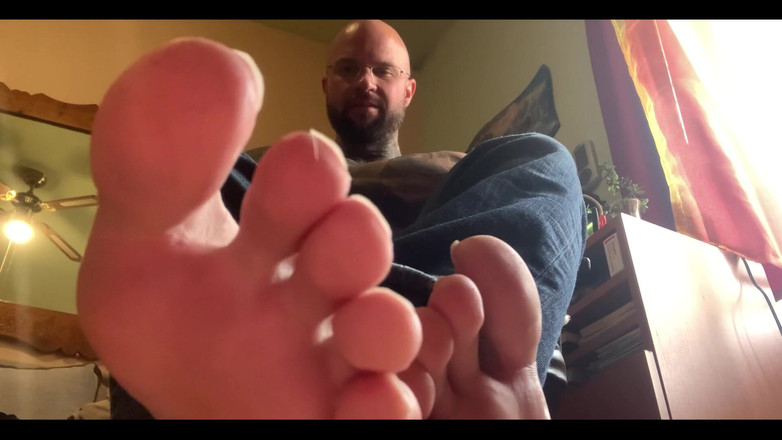 Jasons feet: あなたは私の足元の床にいて、良い小さなフットボーイのようにいます