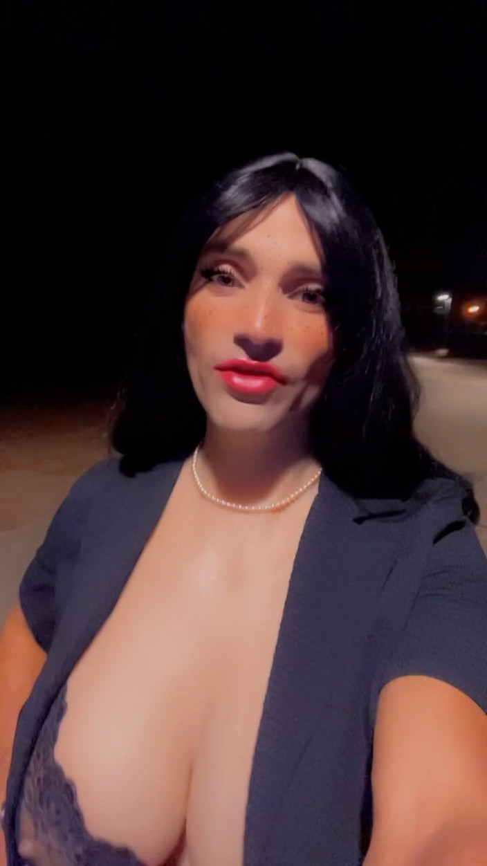 Sissy Slut Brianna: Lên đùi tôi, em yêu. Cho tôi thấy bạn đã bỏ lỡ...
