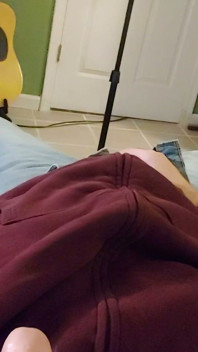 Un ángulo de cámara de mí me orinando por todos lados y luego masturbándome