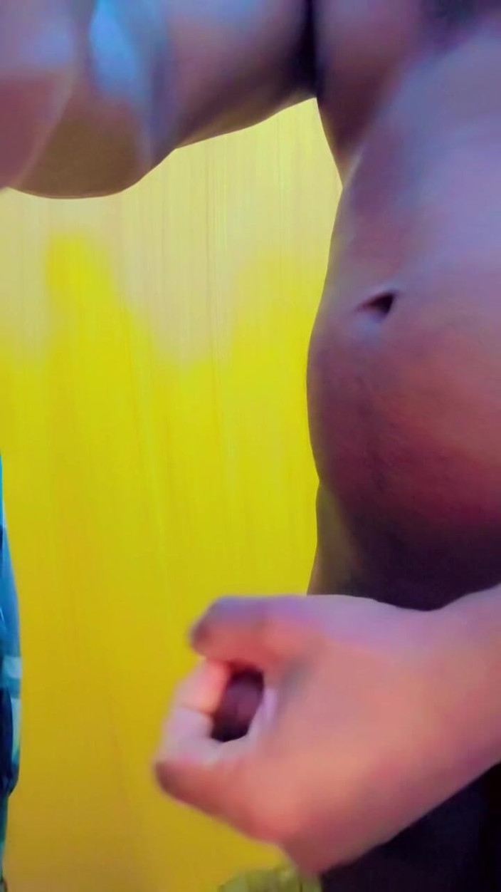 Dark room boy: Suasana bilik mandi yang santai dengan suasana bilik mandi solo
