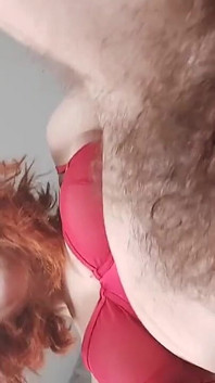 Ich habe meine Füße geleckt, aber ich stecke lieber einen Glasschwanz in meine haarige muschi und bringe mich zum Squirten. Viele Spritzen, ich bin glücklich.