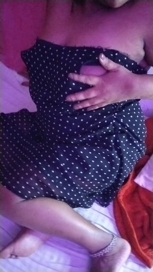 HotGirl21: Het desi flicka show här kropp med svart tyg.