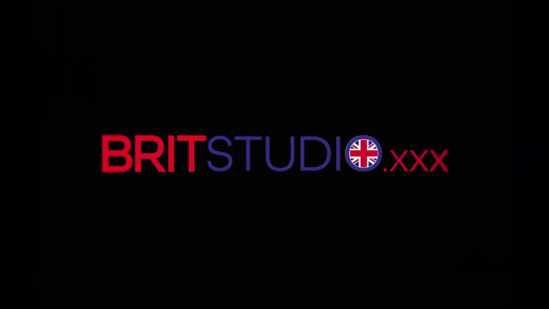 Brit Studio: Sarışın üniversiteli kız öğretmeni tarafından sikiliyor