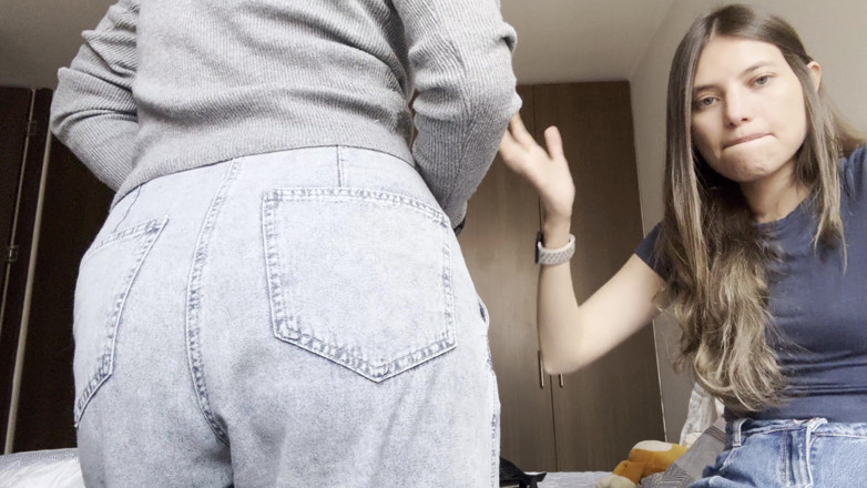 scarlettandc: Två lesbiska kvinnor rör vid varandra med sina fingrar